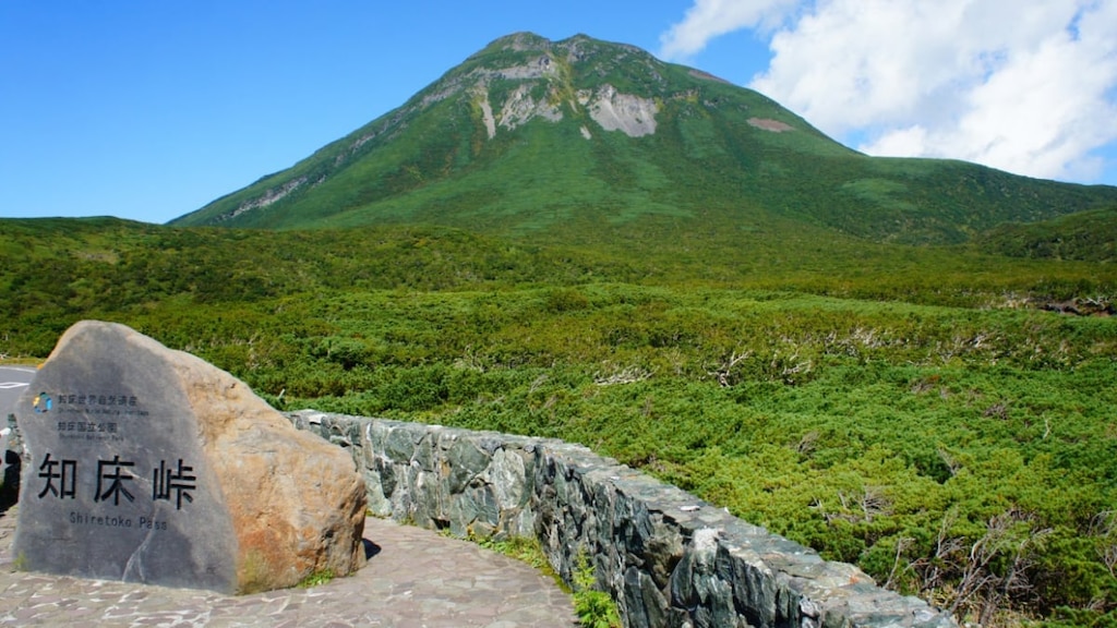 知床の百名山「羅臼岳」｜易しくないけど、絶景と温泉に癒される人気の山