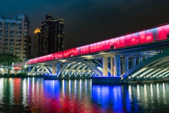 台湾高雄のビル群と愛河のライトアップ夜景