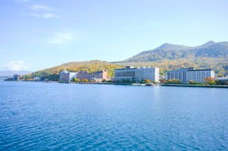 洞爺湖 温泉街（遊覧船からの眺め）