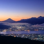 諏訪湖湖畔の夜景を拝める