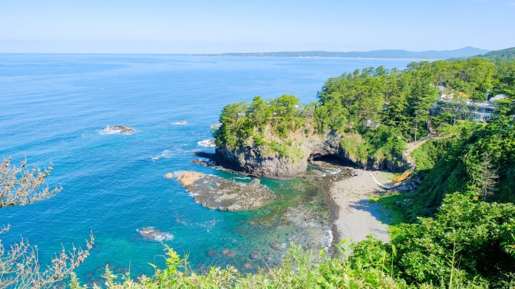 能登半島の海と奇岩の絶景コラボ！巌門で有名な能登金剛の観光ポイント