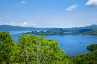 青森県にある新緑の十和田湖