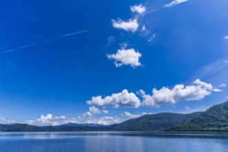 十和田湖の夏の湖岸