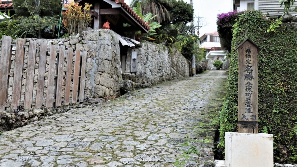 那覇の金城石畳道をご紹介！沖縄の街並みを堪能