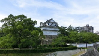 駅から見た福山城