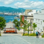 八幡坂から見る函館港と函館市電