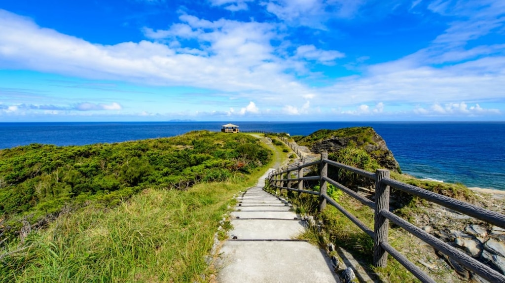 座間味島の断崖「女瀬の崎展望台」でケラマブルーの絶景観光｜慶良間諸島