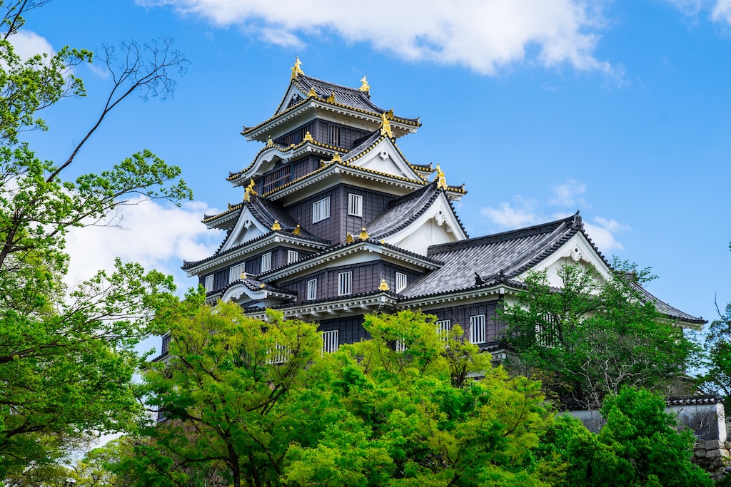 烏城と呼ばれる黒壁の天守に登ろう！岡山城の観光の見どころを徹底紹介！