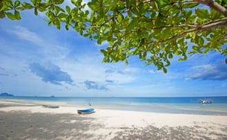 タイ、チュムポーンにあるパティオの美しい海沿いの景色