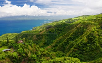 ワイヒー・リッジ・トレイルからカフルイとハレアカラ国立公園を見下ろす素晴らしい風景、アメリカ、ハワイ州マウイ島