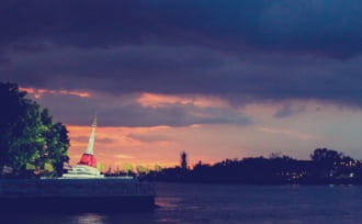 タイ パーククレット郡にあるランドマークの古い修道院と夕暮れ