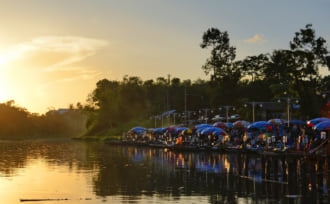 タイのハットヤイにある湖畔の水上マーケットの夕景。