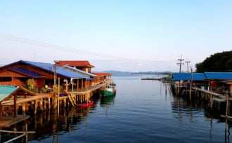 タイのバーンチャーンにある漁村の風景
