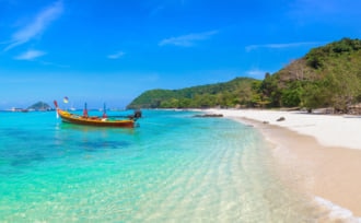 イのプーケット島の近くのサンゴ（Ko He）島の伝統的なロングテールボートのパノラマ