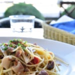 テラス席で食べるパスタ