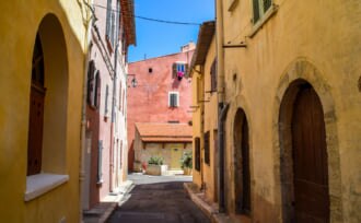 フランスのオリウルにあるプロヴァンスの典型的な村の路地