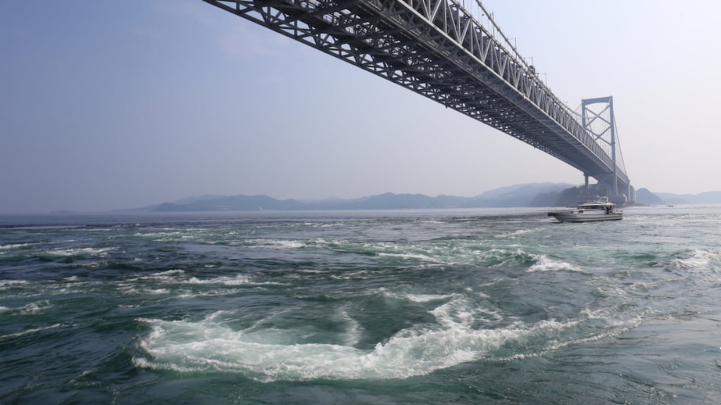 徳島県・鳴門のシンボル「大鳴門橋」から大迫力の渦潮を眺めよう！