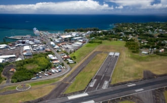 ハワイ島、ヒロ国際空港の滑走路の空撮