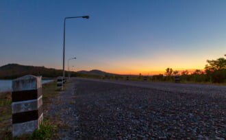 夕方の光が差し込むソンクラー県サダオ地区のサンダムダム通り