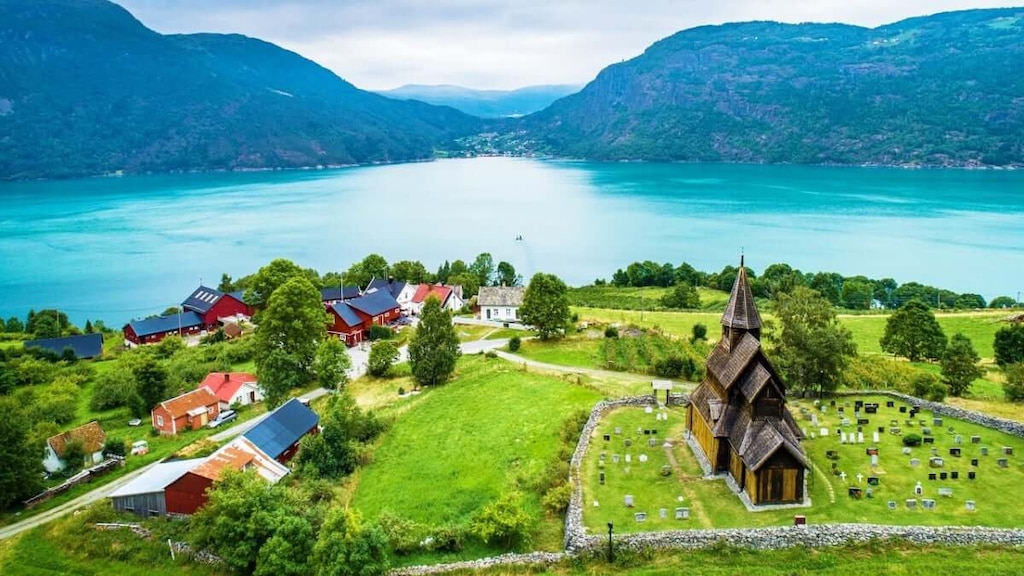 フィヨルドの絶景も楽しめる！ノルウェーの世界遺産、ウルネスの木造教会