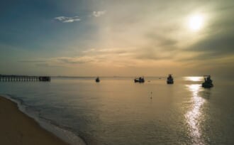 タップサカエの海辺での日の出