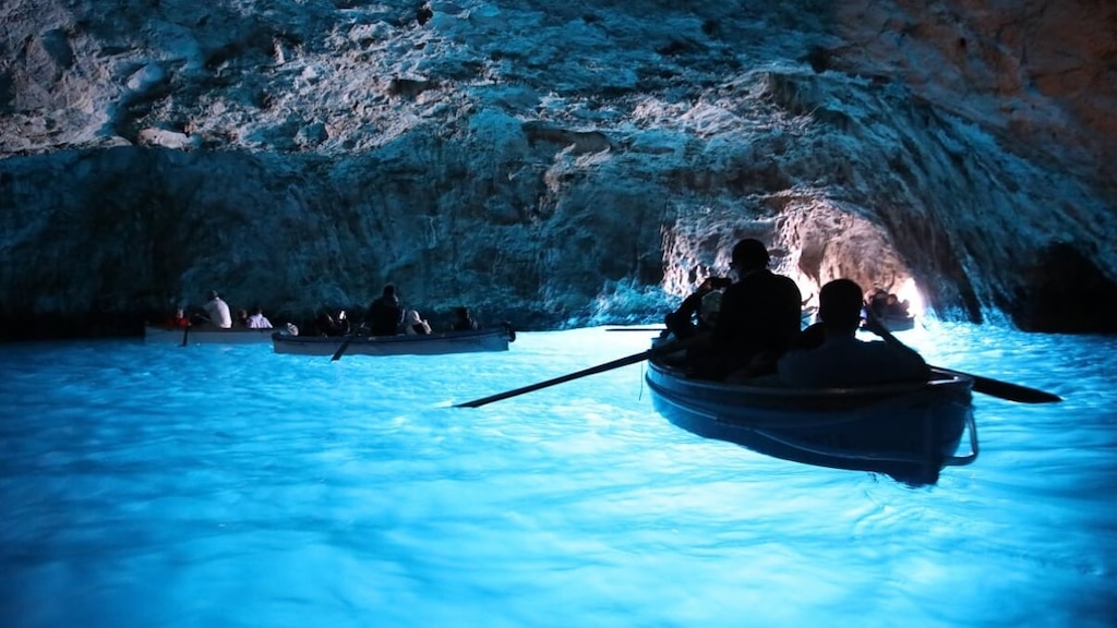 一度は行きたい！イタリア・カプリ島「青の洞窟」をご紹介