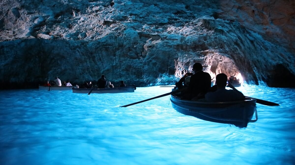 一度は行きたい！イタリア・カプリ島「青の洞窟」をご紹介 – skyticket