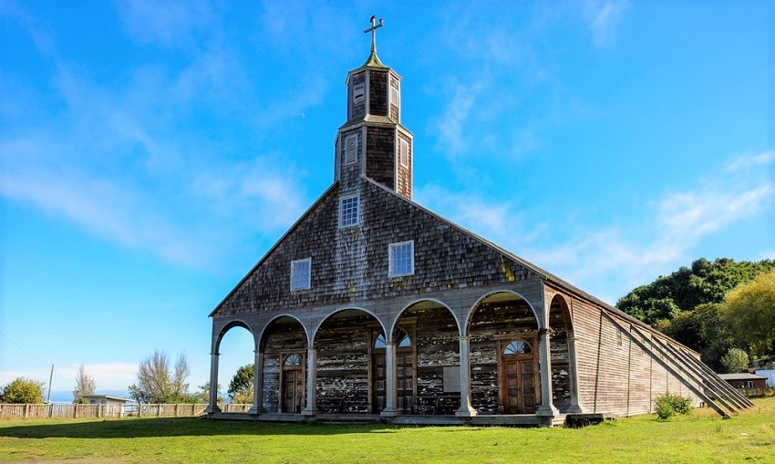 ヨーロッパの建築様式と融合された木造建築！チリの世界遺産チロエの教会群