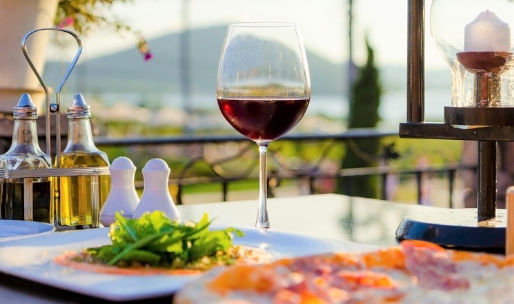 プーケットのビーチサイドで本格的イタリアンをワインと一緒に楽しむ！