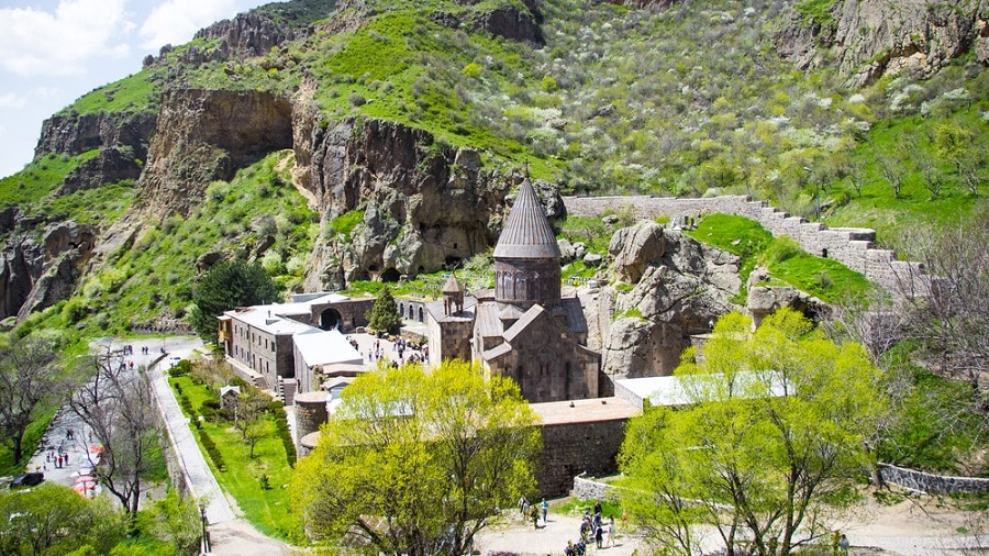 岩でできた修道院！アルメニアの世界遺産ゲハルト修道院とアザート川上流域