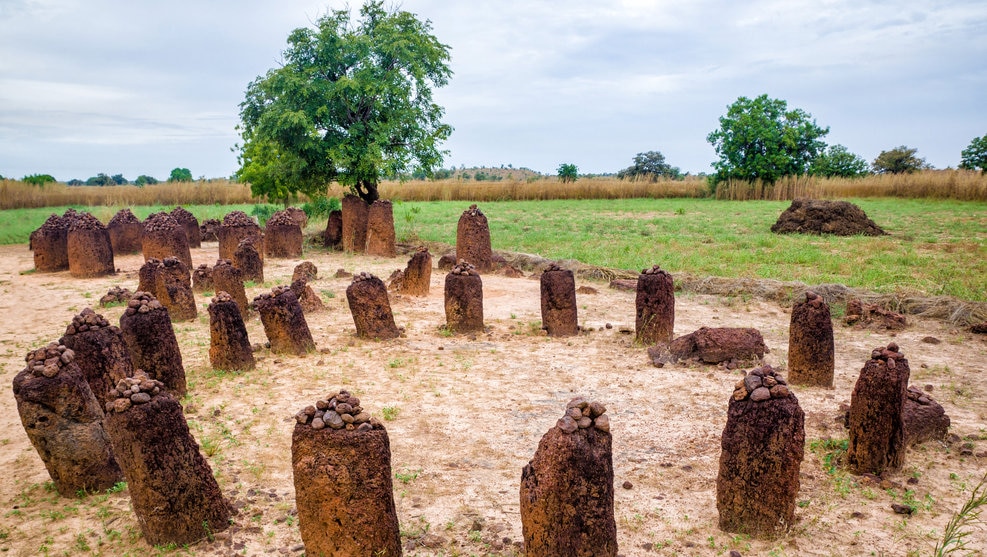 壮大な古代人の墳墓！セネガルとガンビアに跨るストーン・サークル群