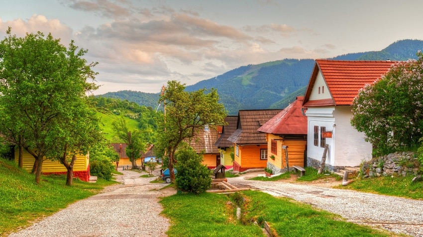 伝統的な建物群が魅力的な村！スロバキアの世界遺産ヴルコリニェツ