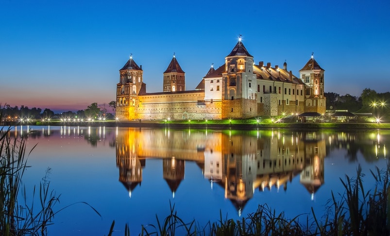 おとぎの国を思わせるベラルーシの世界遺産！ミール地方の城と関連建物群