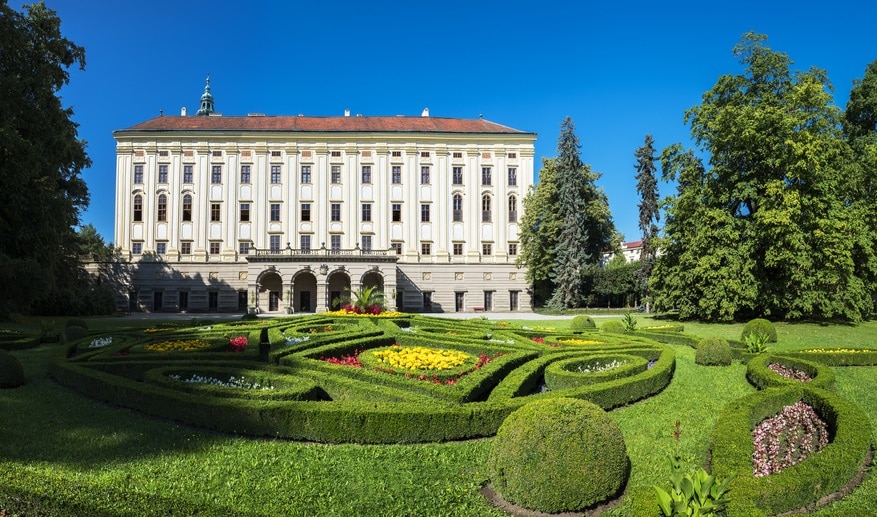 『アマデウス』で有名なチェコの世界遺産！クロミェルジーシュの庭園と城