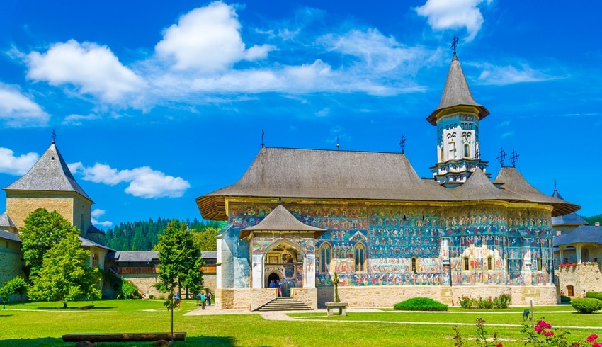 神秘的な芸術作品！ルーマニアの世界遺産モルドヴィア地方の教会群