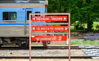 タイのホアヒン鉄道駅の2番ホームにあるスンガイコーロックとバンコクへの看板