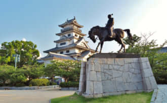 日本三大水城のひとつ！海に臨む今治城の観光ポイントを徹底解説します(画像は今治城)