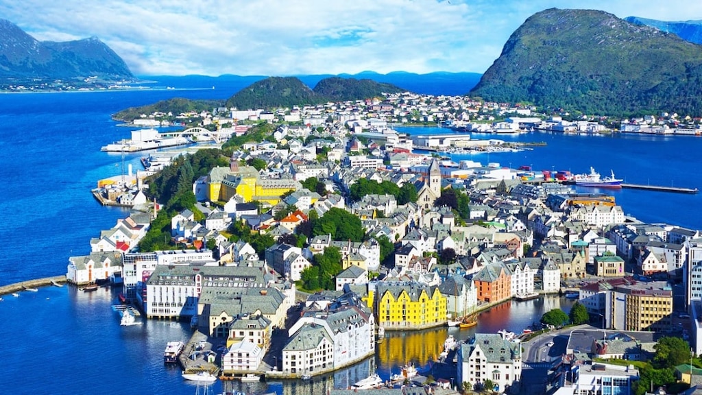 まるでアートな港町！ノルウェー・オーレスンの観光スポット7選