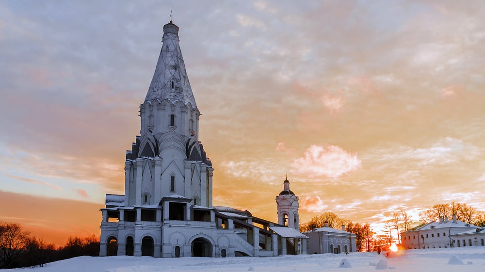 白く輝くロシア最古の石造建築！イヴァン雷帝ゆかりの世界遺産コローメンスコエの昇天教会