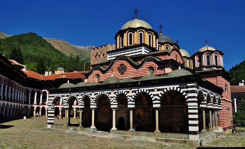 極彩色の建物が美しい！ブルガリア共和国の世界遺産リラ修道院