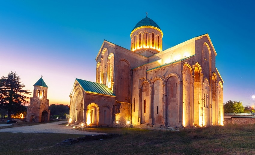 中世建築の傑作！ジョージアの世界遺産バグラティ大聖堂とゲラティ修道院