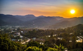 メーリムの美しい山の風景