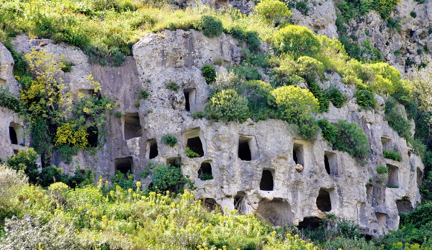 【世界遺産】シラクーザとパンターリカの岩壁墓地遺跡とは？｜魅力溢れるシチリア島へ