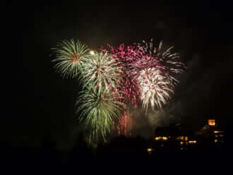 2000発の花火が彩る正月の夜空
