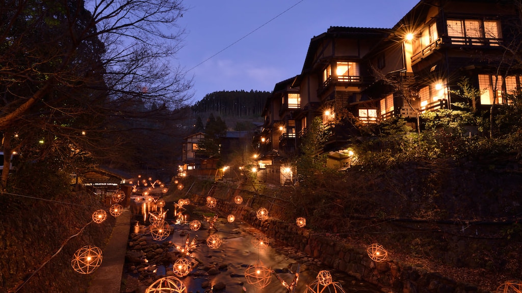 【熊本】黒川温泉の冬の風物詩・鞠灯篭のライトアップ「湯あかり」開催