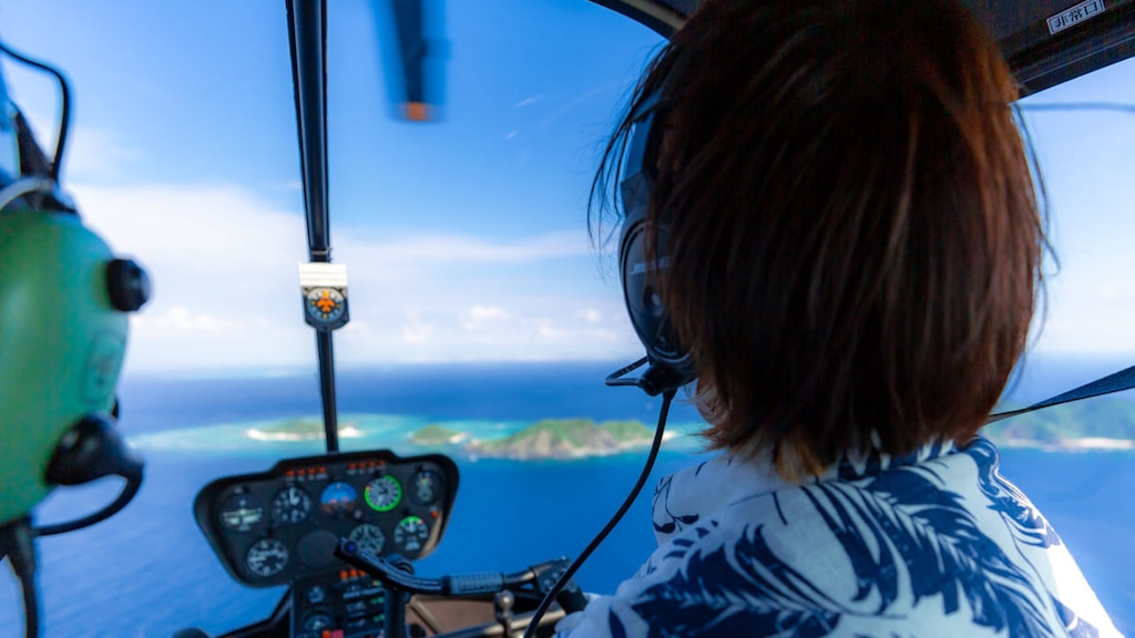 沖縄の絶景をヘリコプターで遊覧！空から海や街を眺めてみよう