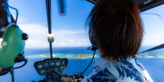 沖縄をヘリコプターで遊覧できる