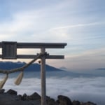 山頂にある車山神社から望む富士山