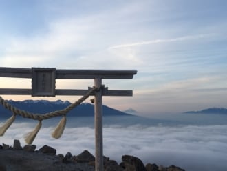 山頂にある車山神社から望む富士山