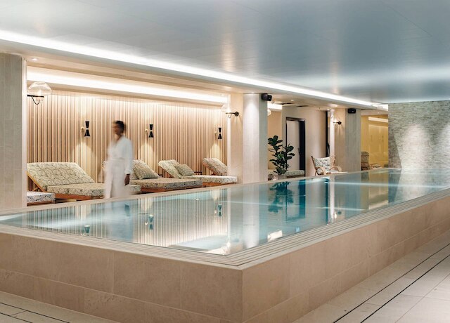 エリート パレス ホテル & スパ